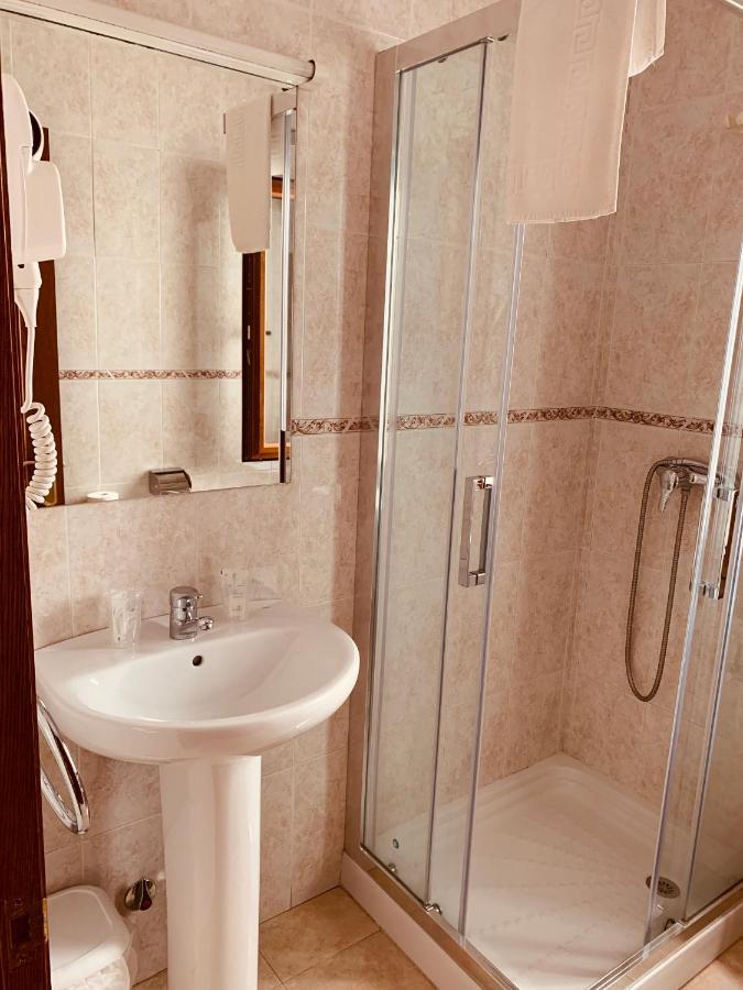 Отель Hostal La Serna Потес Экстерьер фото