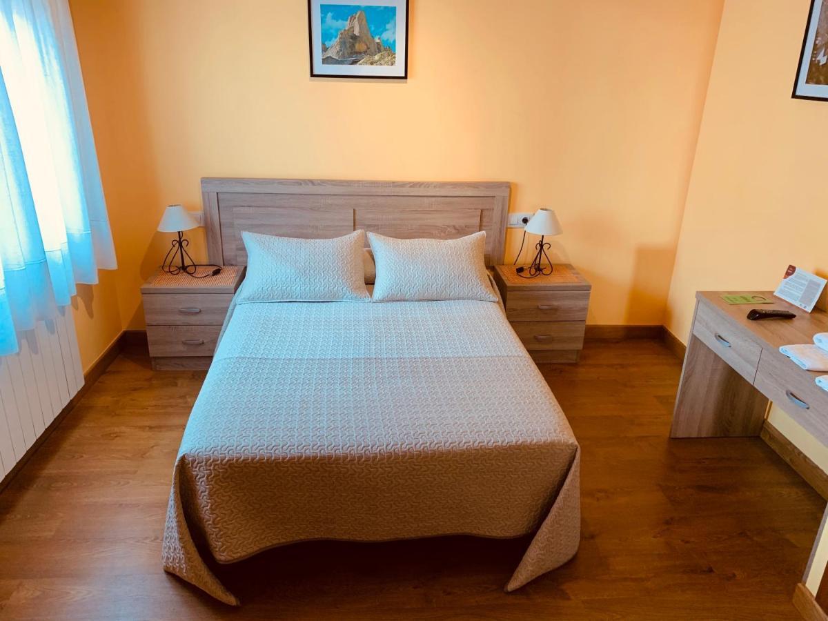 Отель Hostal La Serna Потес Экстерьер фото