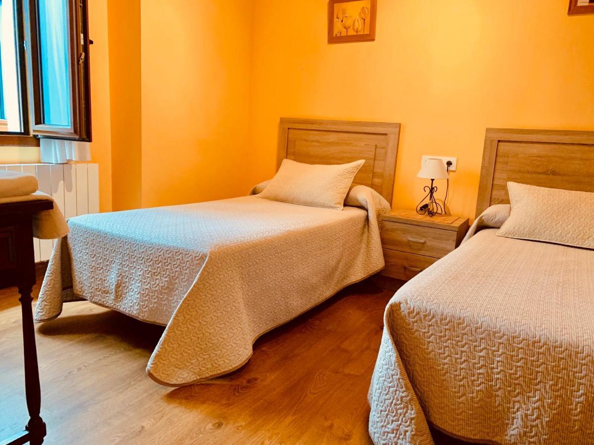 Отель Hostal La Serna Потес Экстерьер фото