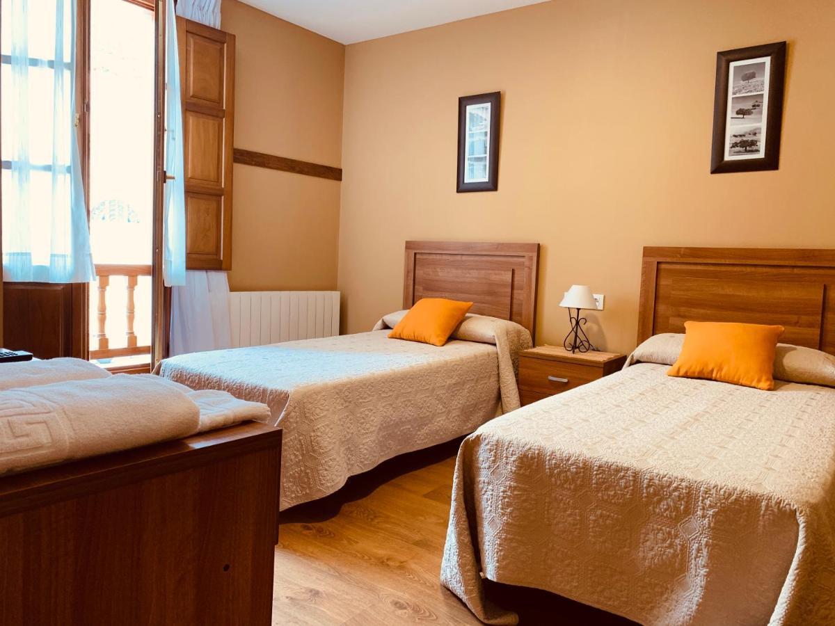 Отель Hostal La Serna Потес Экстерьер фото